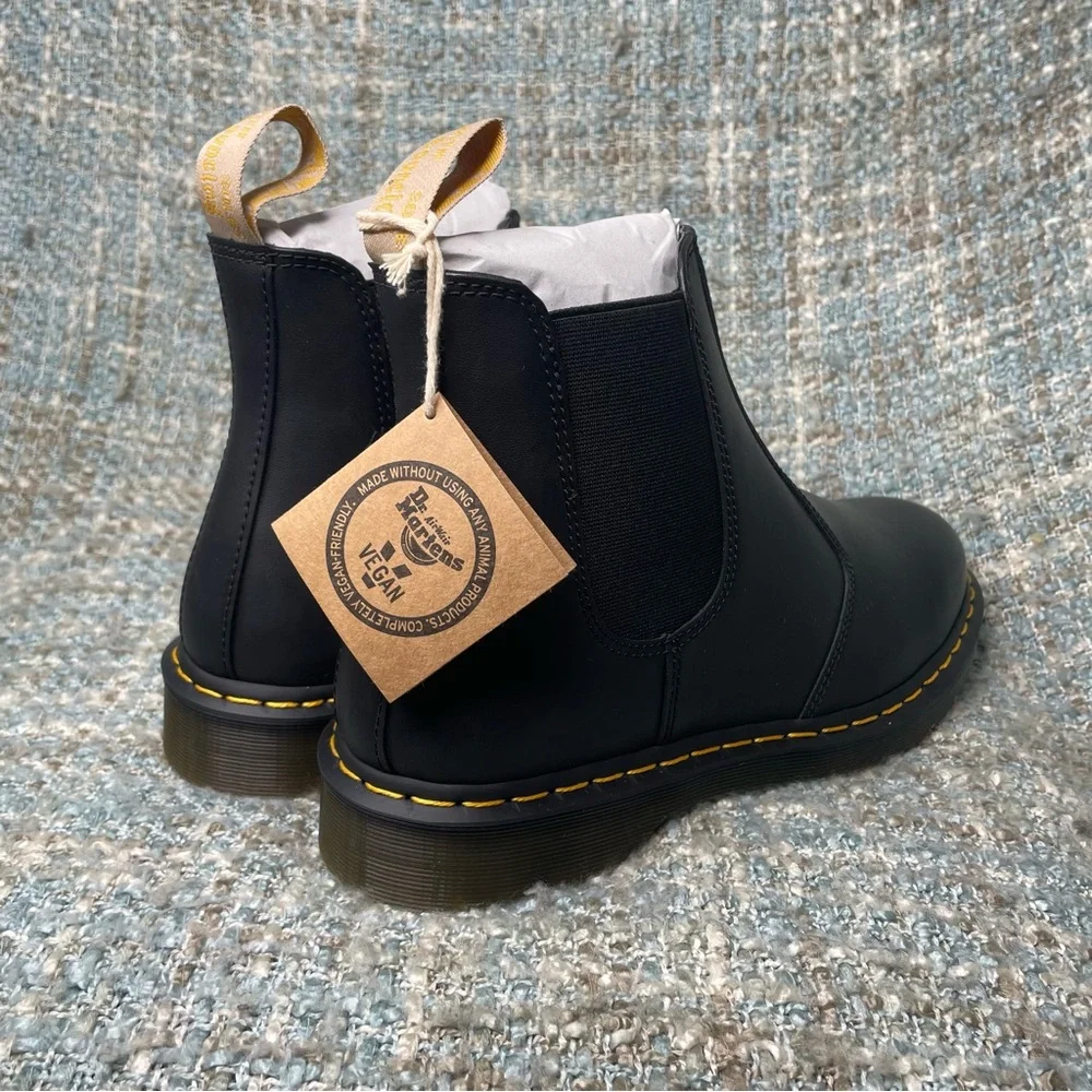 Dr. Martens Men's 2976 Vegan Chelsea Boot in Black Felix Rub Off - Picture 5 of 9